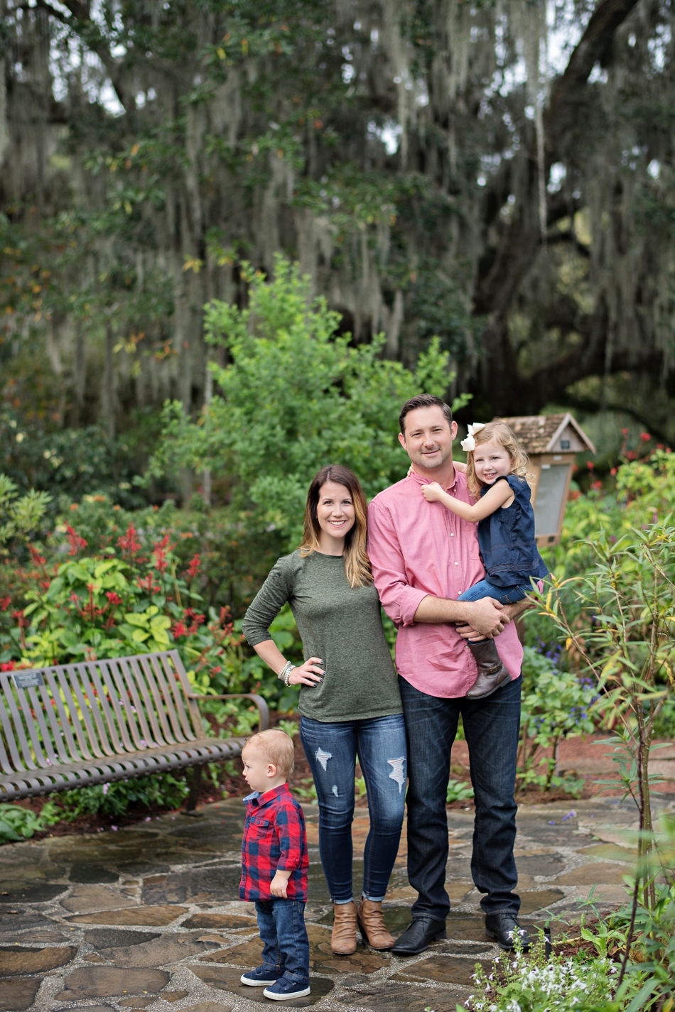 holiday family portrait session in orlando at Leu Gardens