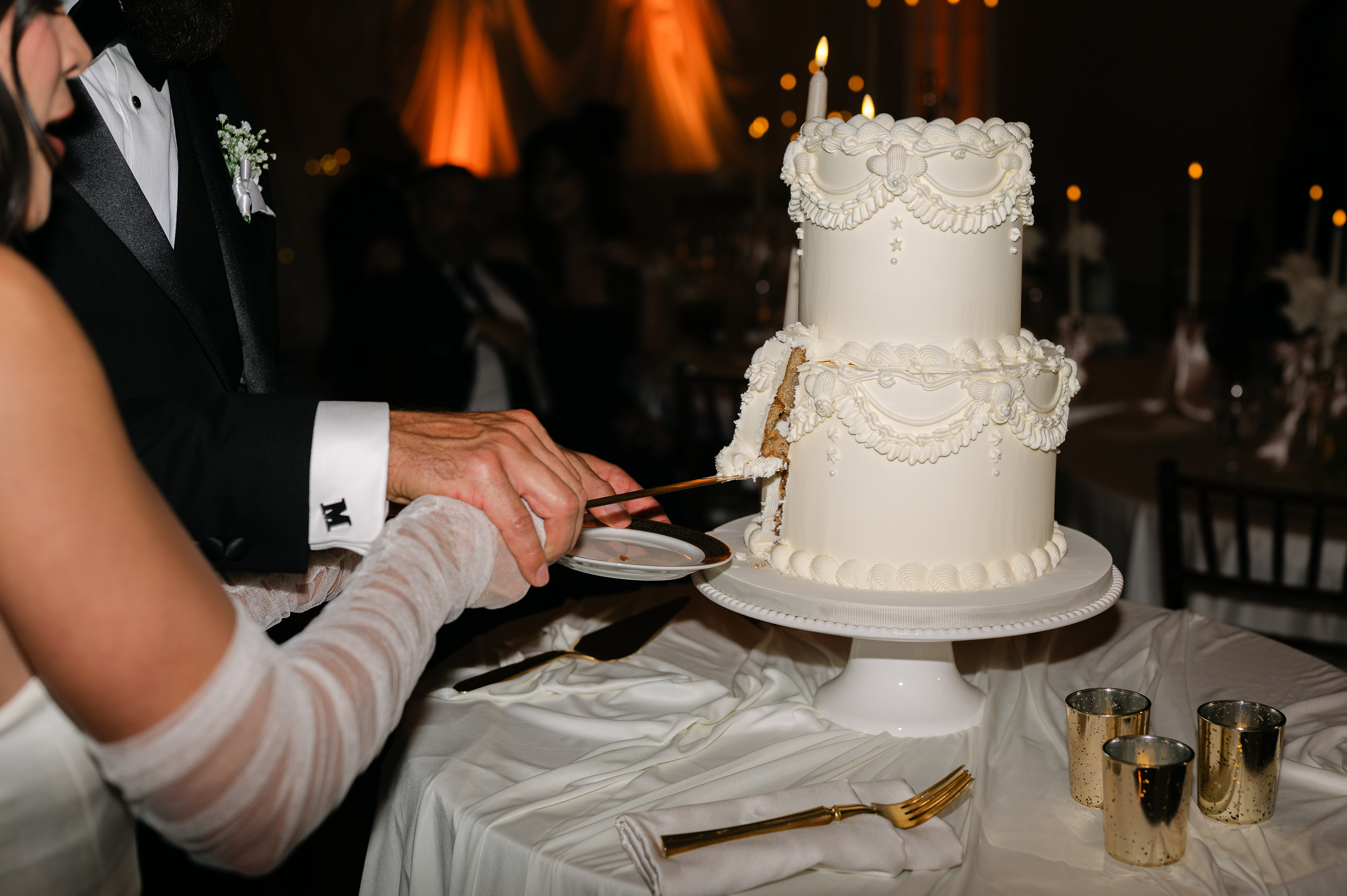 cutting wedding cake details