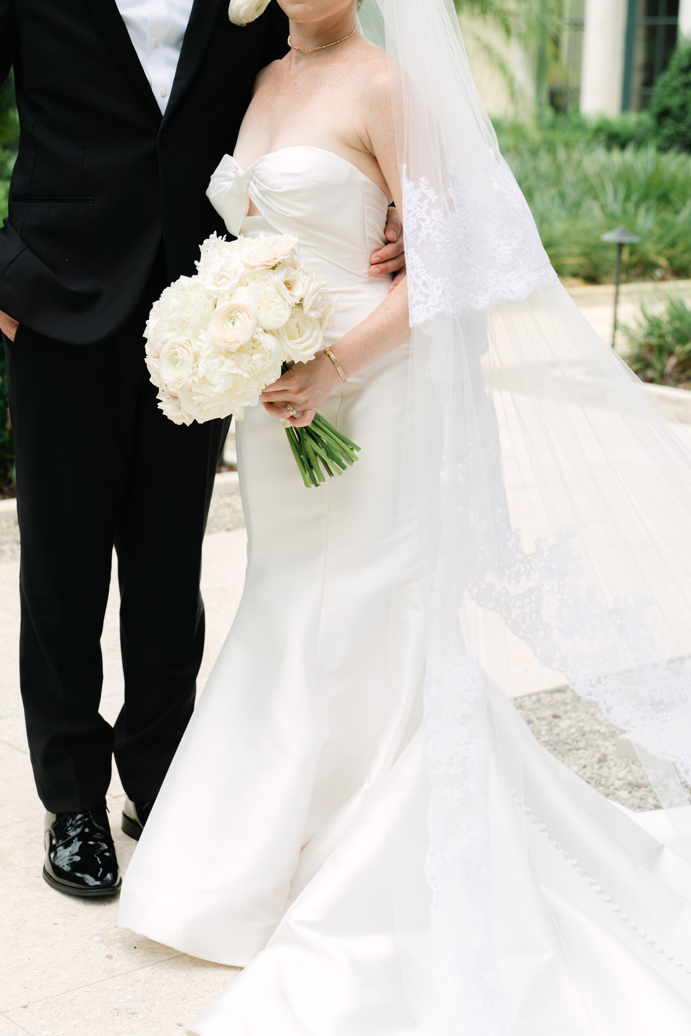 mermaid wedding dress with lace veil