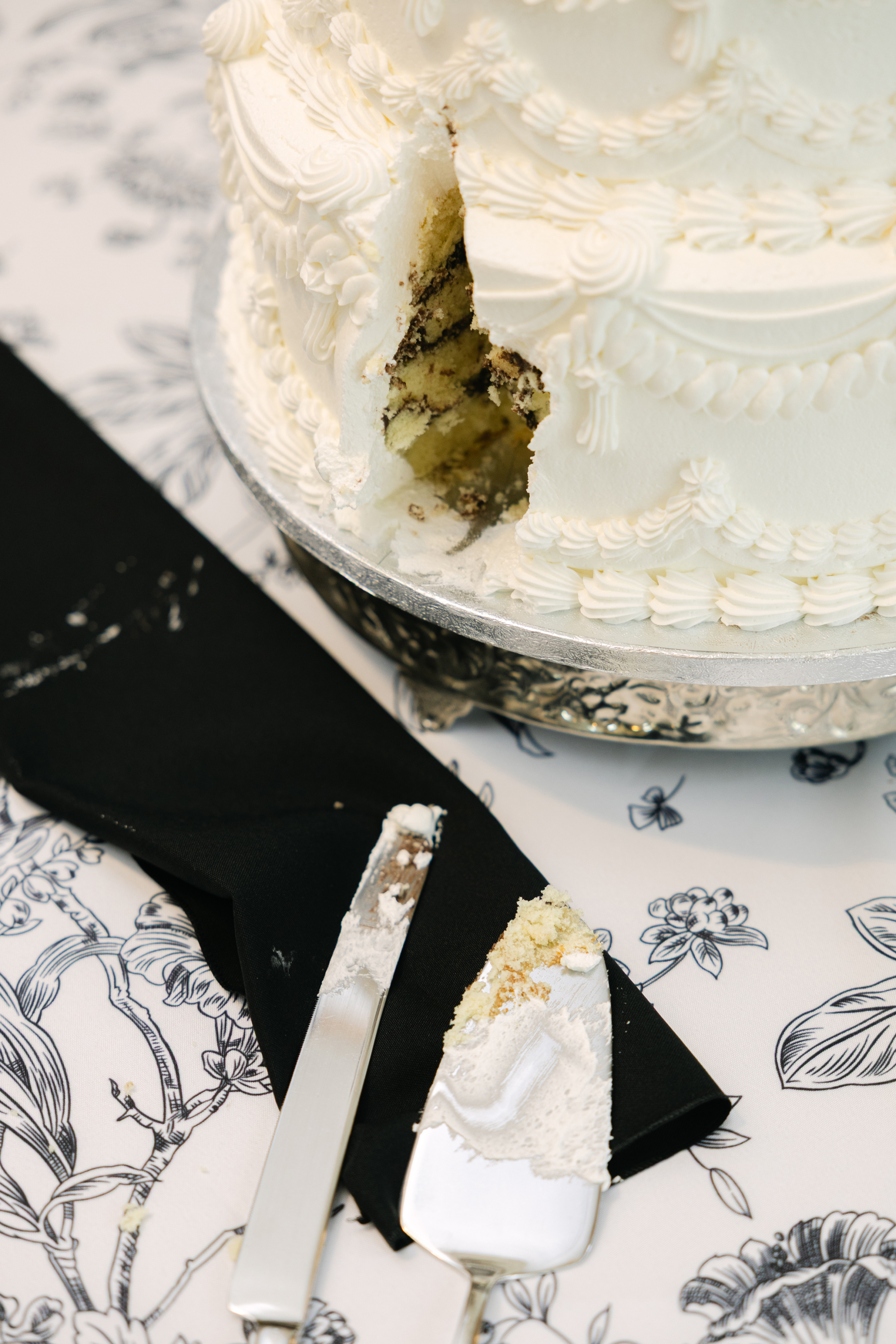 white and minimalist wedding cake