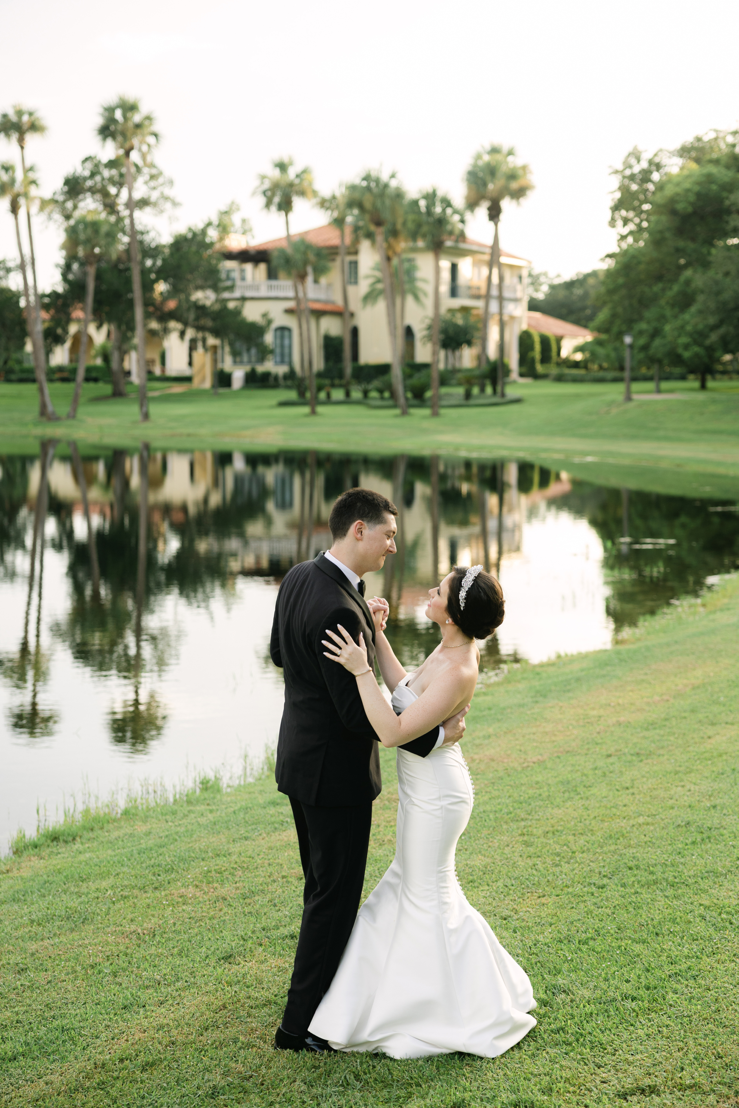 dreamy and elegant wedding pictures of bride and groom