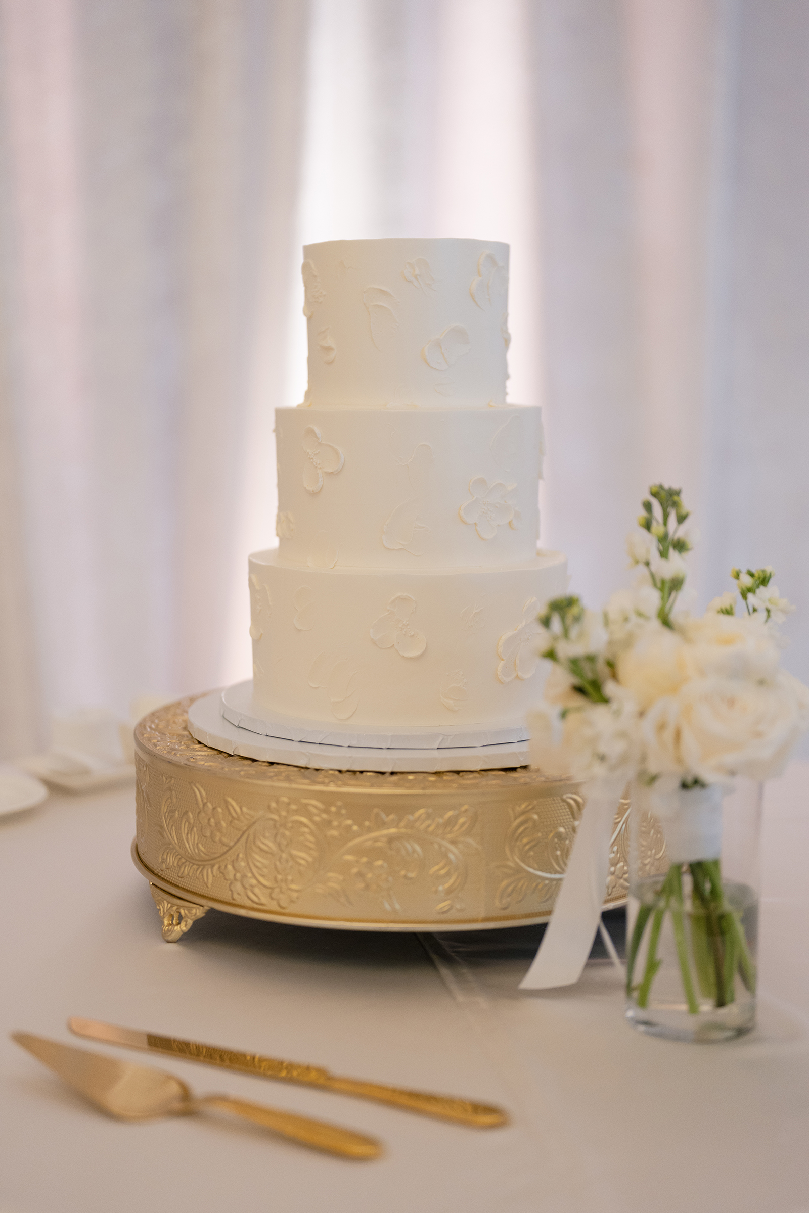 minimalist white wedding cake